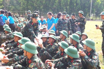 Mang yêu thương đến chiến sĩ mới