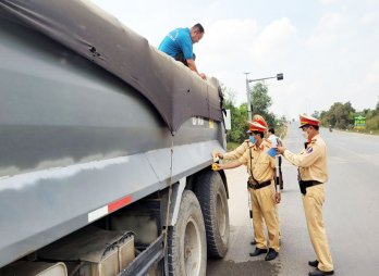 Thành lập tổ kiểm soát, xử lý xe tải gây bụi mù mịt, mất an toàn giao thông