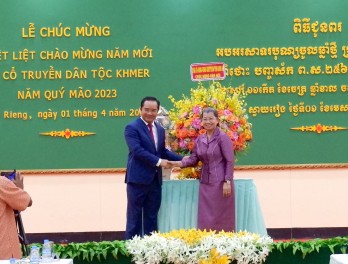 Long An delegation visits and gives traditional New Year greeting to Svay Rieng province, Kingdom of Cambodia