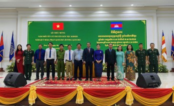 Leaders of Long An province give traditional New Year greeting to Prey Veng province