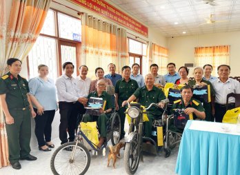 Thăm, tặng quà cho thương binh nặng tại Long Đất