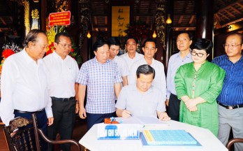 Secretary of Party Central Committee, Deputy Prime Minister - Le Minh Khai offers incense at Truong Van Bang Memorial Park