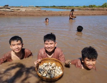 Lễ 30/4 và 1/5: Về miền Tây mò nghêu bắt ốc, ăn ruột heo khìa nước dừa