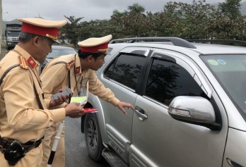 Ngồi ghế sau trên ô tô không thắt dây an toàn vẫn bị phạt tiền