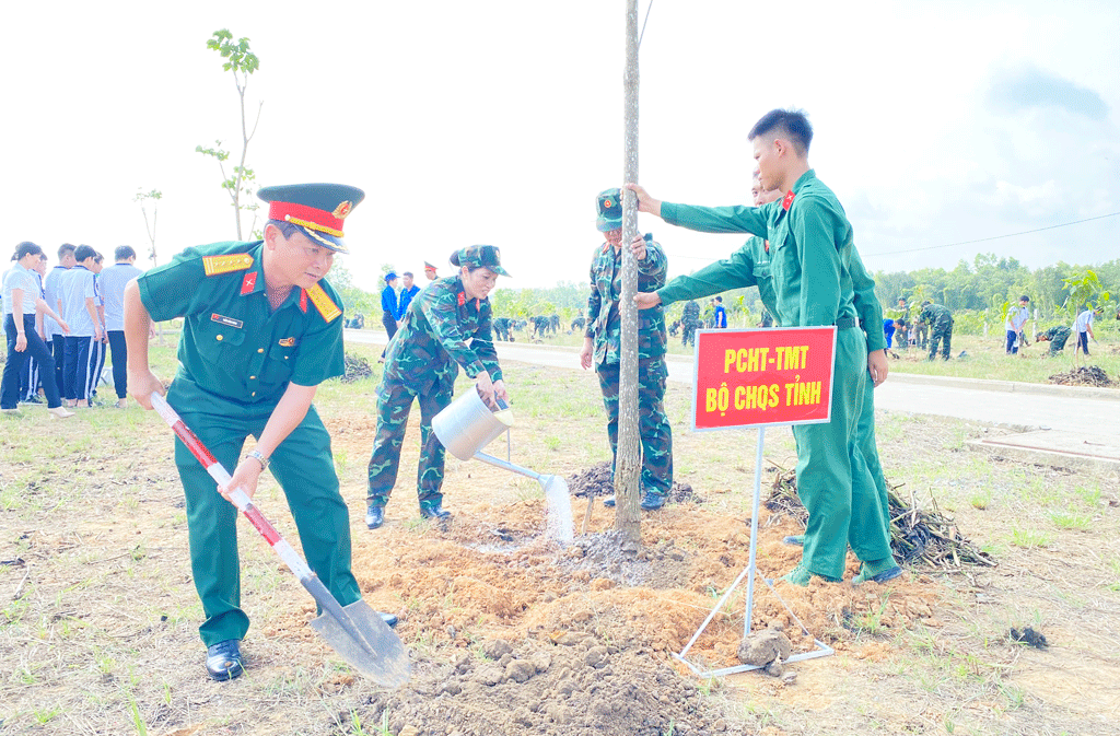 Hình ảnh. Các đại biểu hưởng ứng phong trào trồng cây