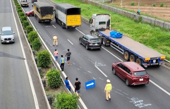 Xe tải và ô tô con va chạm nhau trên đường cao tốc