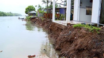 Vĩnh Long: Sạt lở cù lao Lục Sĩ Thành, 3 căn nhà có nguy cơ sụp xuống sông