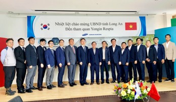 Long An delegation visits and works with large enterprises in Korea