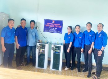 Đoàn Thanh niên trao tặng máy lọc nước và quà cho học sinh khó khăn