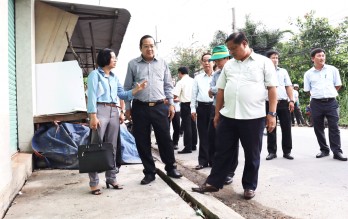 Phó Chủ tịch UBND tỉnh - Nguyễn Minh Lâm khảo sát tình trạng sạt lở bờ sông Cần Giuộc