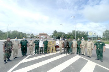 Presenting gifts to support Cambodia on 7th National Assembly election