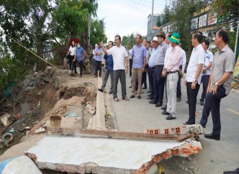 Bí thư Tỉnh ủy - Nguyễn Văn Được khảo sát tình trạng sạt lở tại Cần Giuộc