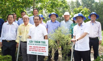 Bí thư Tỉnh ủy - Nguyễn Văn Được làm việc tại Công ty Cổ phần Nghiên cứu Bảo tồn và Phát triển dược liệu Đồng Tháp Mười