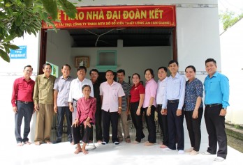 Những ngôi nhà ấm tình đoàn kết