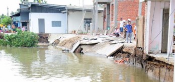 Sóc Trăng: Sạt lở nghiêm trọng, 3 căn nhà rơi xuống sông Rạch Mọp