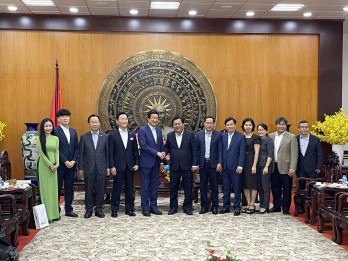 Vice Chairman of Provincial People's Committee - Huynh Van Son receives leaders of Samduk Tongsang Joint Stock Company