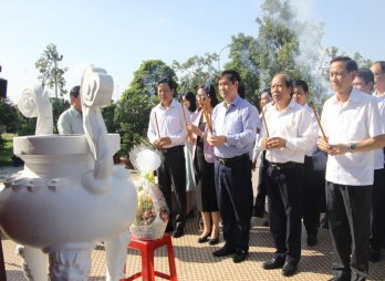 Phó trưởng Ban Tuyên giáo Trung ương - Phan Xuân Thủy khảo sát Khu di tích lịch sử Ngã tư Đức Hòa