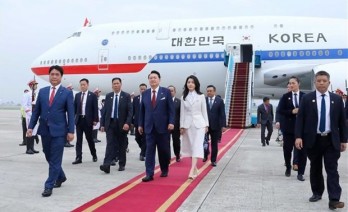 RoK President arrives in Hanoi, starting State visit to Vietnam