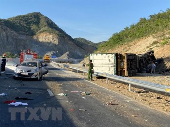 Xe con biến dạng hoàn toàn sau tai nạn trên cao tốc Cam Lâm-Nha Trang