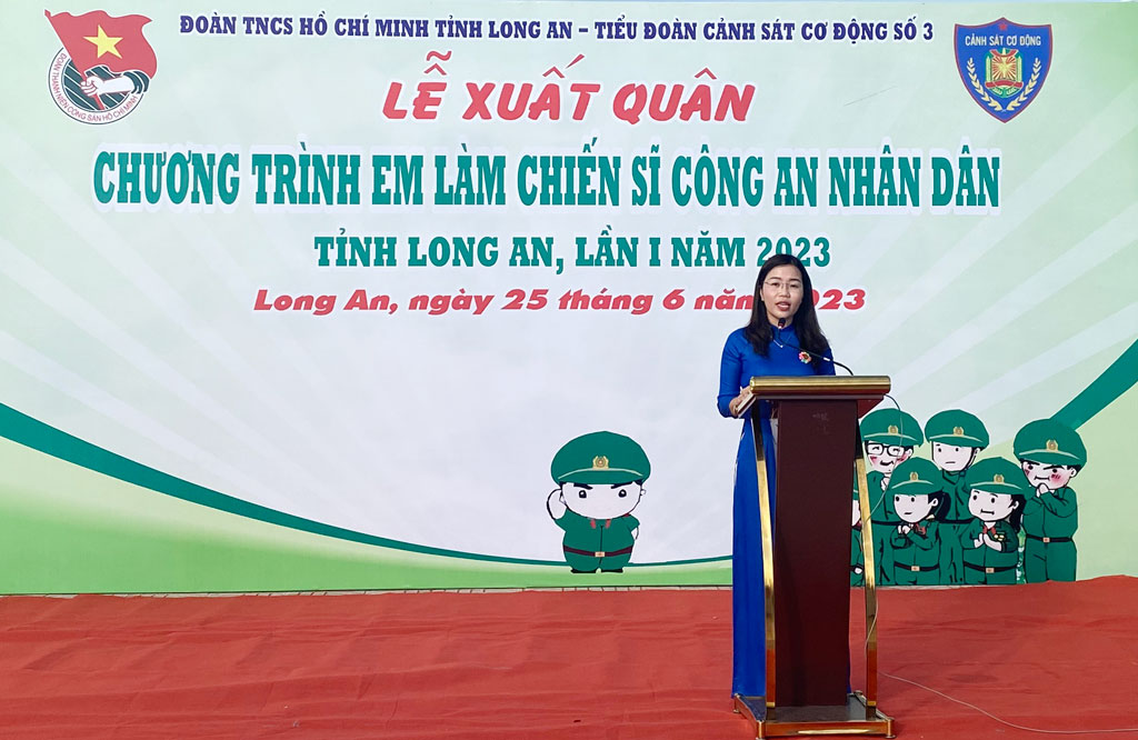 Phó Bí thư Tỉnh Đoàn - bà Lê Thị Hồng Kết phát biểu khai mạc lễ xuất quân Chương trình 