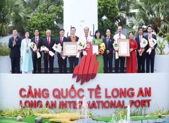 Long An International Port officially merges 7 wharfs and opens the container cargo service