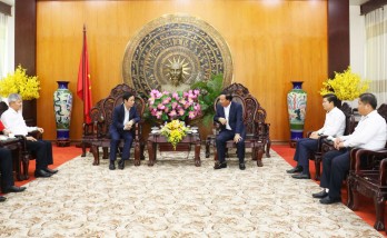 Chairman of Provincial People's Committee receives and works with Chairman of VCCI