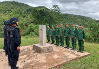 Vietnamese, Chinese border stations conduct joint border line patrol