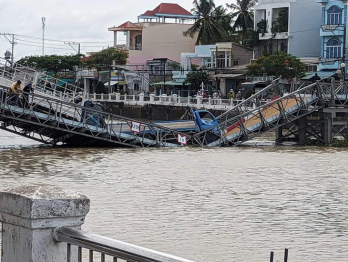 Sập cầu tạm ở Trà Vinh do dùng 2 xe tải để... thử tải