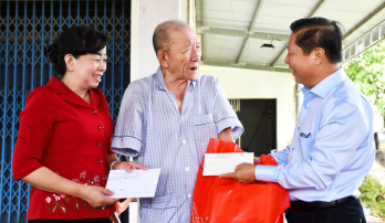 Thứ trưởng Bộ Lao động - Thương binh và Xã hội – Lê Tấn Dũng thăm, tặng quà cho gia đình chính sách tại huyện Đức Hòa