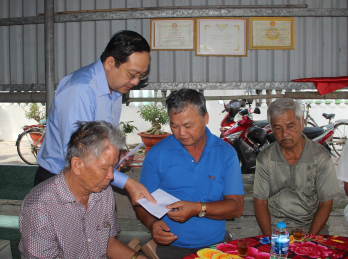 Phó Chủ tịch UBND tỉnh - Nguyễn Minh Lâm thăm, tặng quà thương binh nặng xã Nhị Thành