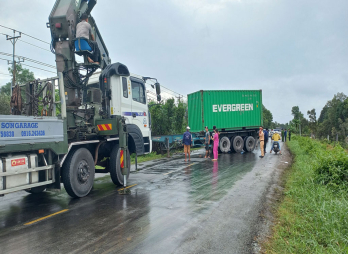 Xe container lật nhào chắn ngang Quốc lộ 62