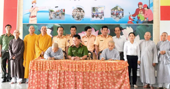 Tăng ni, phật tử phối hợp công an bảo đảm trật tự an toàn giao thông