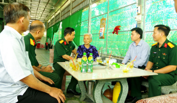 Bộ Chỉ huy Quân sự tỉnh thăm, tặng quà Mẹ Việt Nam Anh hùng  tại Tân Thạnh