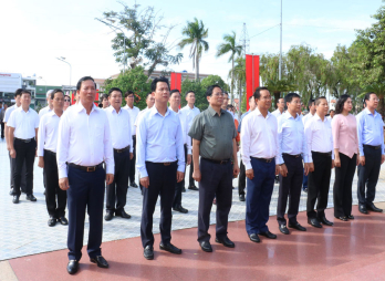 Thủ tướng Chính phủ - Phạm Minh Chính cùng đoàn đại biểu viếng Nghĩa trang Liệt sĩ tỉnh Long An