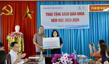 Tặng sách giáo khoa cho học sinh, thư viện trường học với tổng số tiền trên 1 tỉ đồng