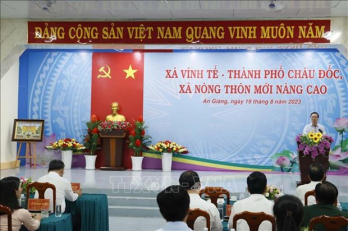 President visits advanced new-style rural commune in An Giang