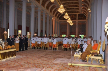 Newly-elected Cambodian lawmakers take oath