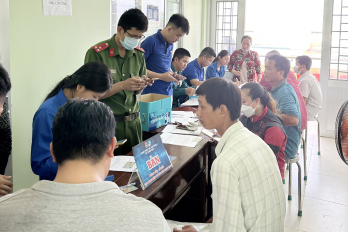 Cần Giuộc mở cao điểm tuyên truyền, hướng dẫn cài đặt, sử dụng ứng dụng VNeID, VssID và Long An Số