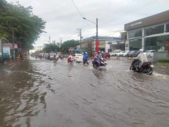 Triều cường bất ngờ gây ngập nhiều tuyến đường ở thành phố Cần Thơ