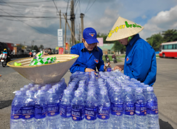 Mát ngọt những chai nước suối nghĩa tình