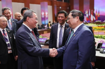 Vietnamese PM meets Chinese counterpart in Indonesia