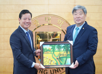 Leaders of Long An Provincial People's Committee visit Wonkwang University Hospital in Korea