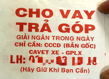 2 đối tượng đang rải tờ rơi cho vay trả góp bị công an bắt quả tang