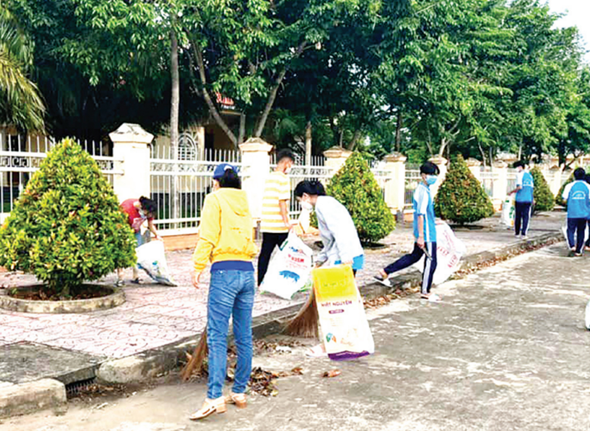 Học sinh, đoàn viên tham gia nhặt rác tại Nghĩa trang Liệt sĩ Mộc Hóa - Kiến Tường