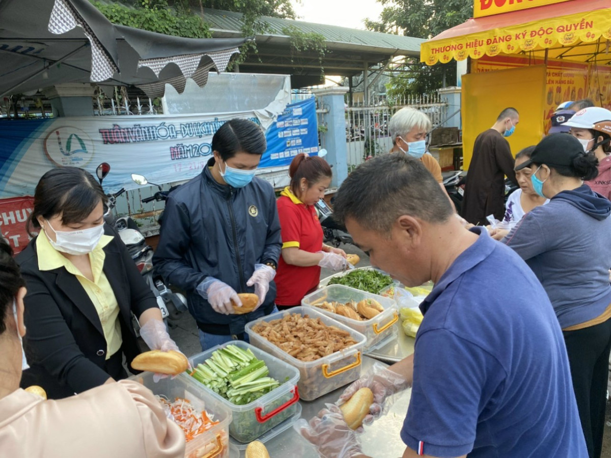 Nhóm Thiện nguyện Gieo Duyên phát bánh mì chay và nước suối tại Trung tâm Y tế huyện Bến Lức