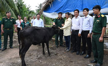 Trao sinh kế cho người yếu thế