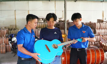 Thanh niên khởi nghiệp bằng đàn guitar