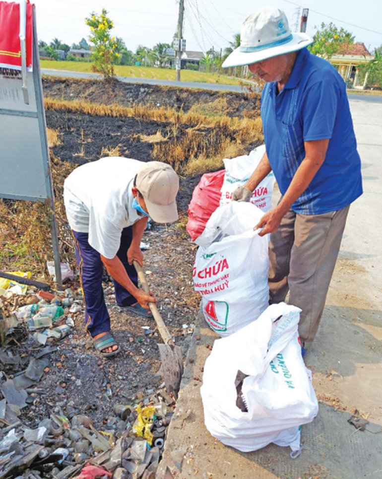 Hội viên Hội Nông dân huyện Tân Trụ thường xuyên ra quân dọn vệ sinh môi trường