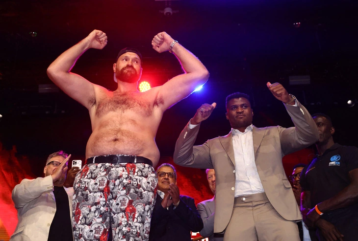 Tyson Fury sắp thượng đài với Usyk để thống nhất các đai quyền anh hạng nặng - Ảnh: REUTERS