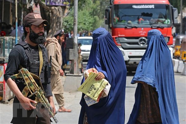 Nhân viên an ninh Taliban gác trên một đường phố ở Jalalabad, Afghanistan. (Ảnh: AFP/TTXVN)